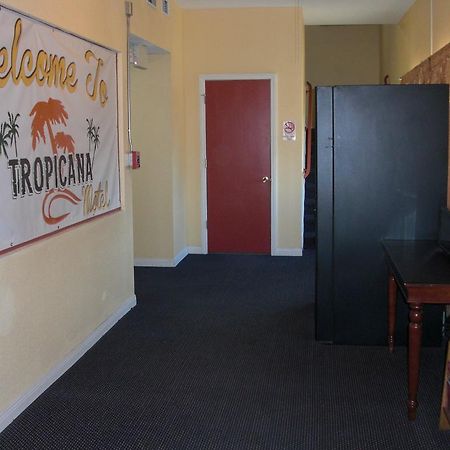קומפטון Tropicana Motel מראה חיצוני תמונה
