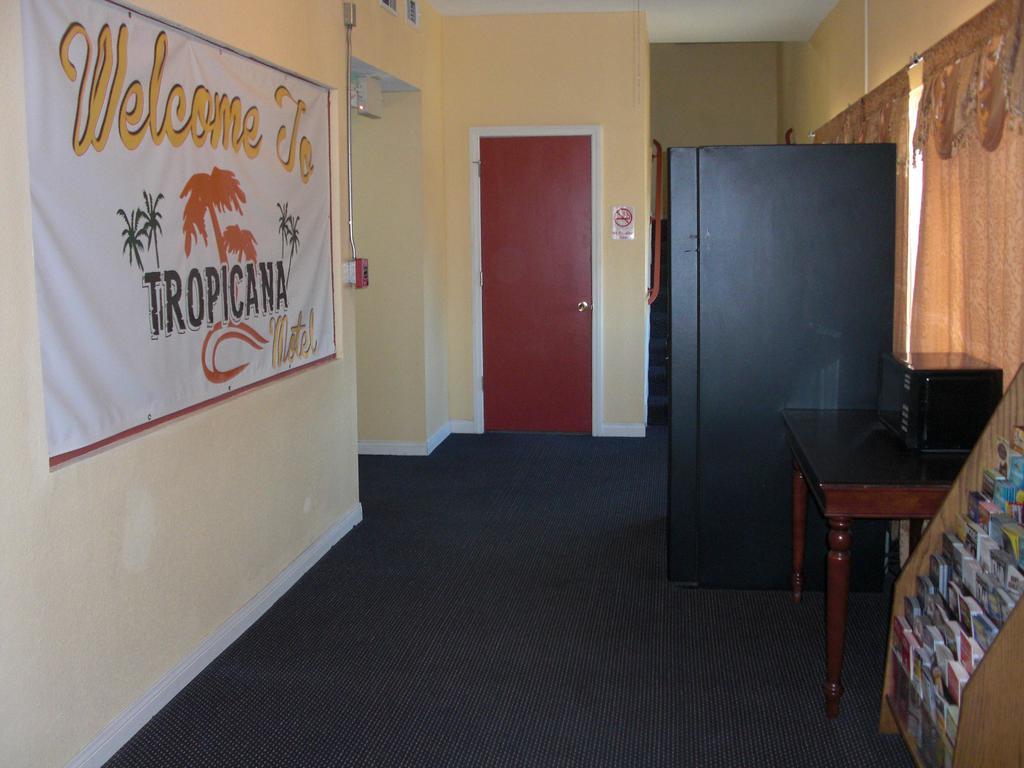 קומפטון Tropicana Motel מראה חיצוני תמונה