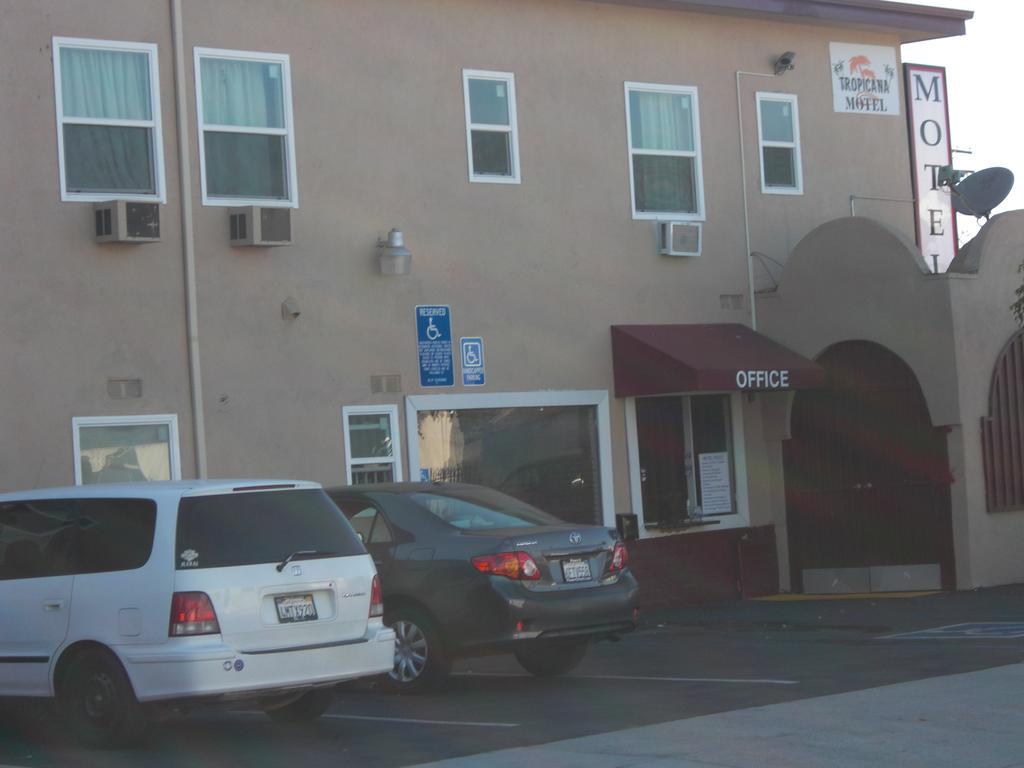 קומפטון Tropicana Motel מראה חיצוני תמונה